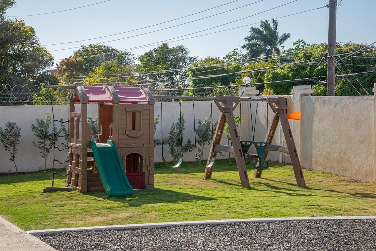 Family Complex Beside Beach W/Pool Montego Bay #1 Exterior photo
